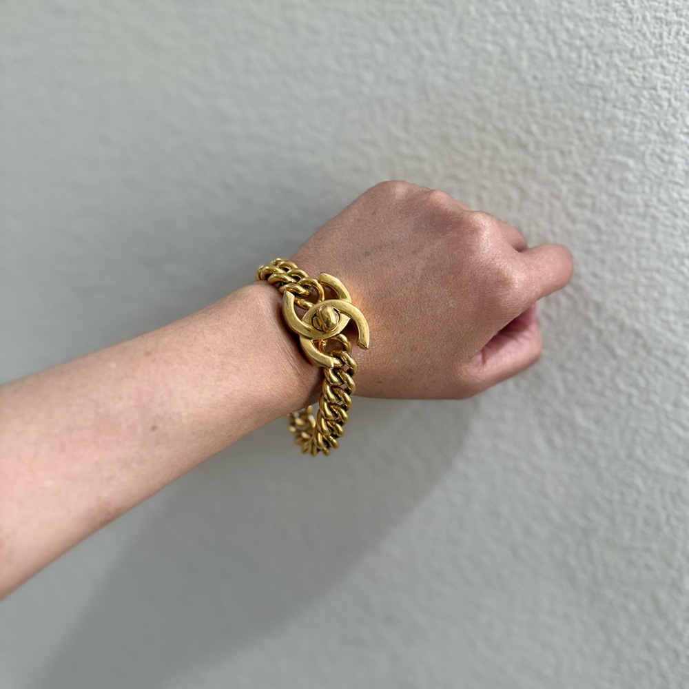 CHANEL CC Turnlock Gold Chain Bracelet - Picture 4 of 12